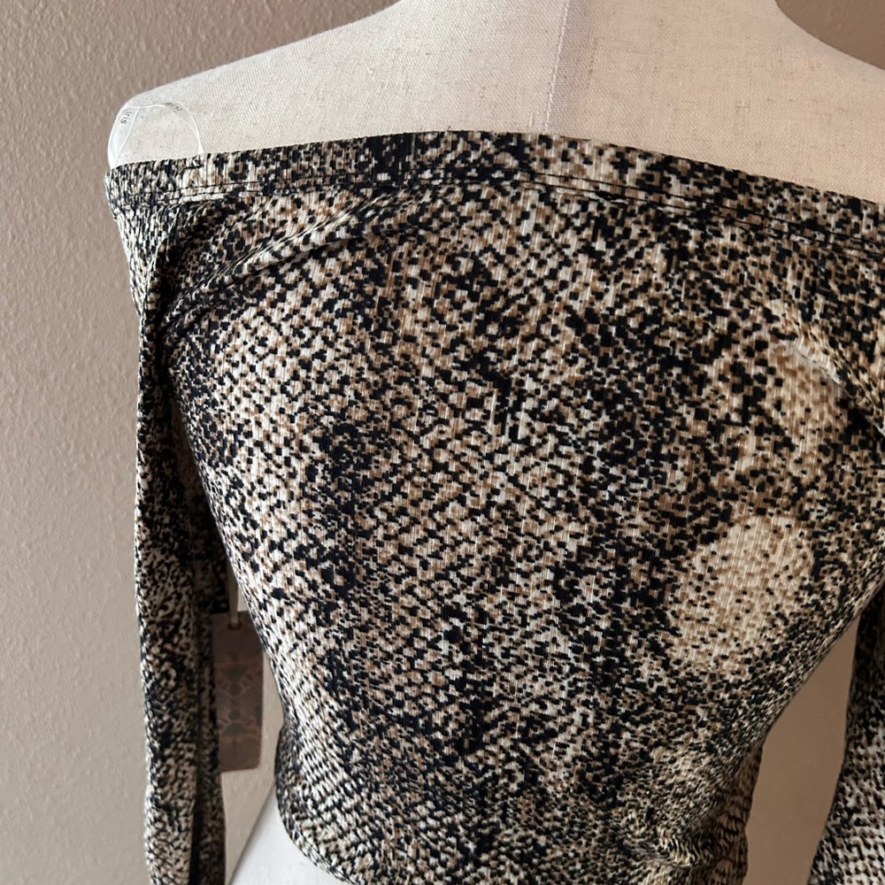 Off the shoulder snake print top - Picture 7 of 8